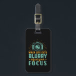 Étiquette À Bagage Photographie Inspirante Quand la vie devient floue<br><div class="desc">Quand la vie devient floue, ajustez votre attention. Conception de devis inspirante et motivante pour les photographes. dicton cool et slogan typographie marchandise pour ceux qui aiment prendre des photos, membre du club de photographie. Conception vintage et en détresse pour les photographes amateurs ou professionnels qui portent des caméras et...</div>