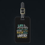 Étiquette À Bagage Photographie Inspirationnelle Vie Citation Photogr<br><div class="desc">La vie est comme la photographie. Concentrez-vous sur ce qui est important et captez les bons moments. Conception de devis inspirante et motivante pour les photographes. Marchandises de typographie rétro vintage cool pour ceux qui aiment prendre des photos, membre du club de photographie. Parfait pour les photographes amateurs ou professionnels...</div>
