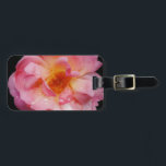 Étiquette À Bagage Pink Rose w/ Dew Drops Black Background<br><div class="desc">Rose rose avec gouttes de pluie Arrière - plan noir Apportez la beauté de la nature à toutes les occasions spéciales avec cette Rose rose populaire, Parfait pour les fiançailles mariage, fêtes de mariée, anniversaires, anniversaires, fêtes de jardin Ajouter un texte sur Produits. Tout est entièrement personnalisable. Pour ajouter/modifier le...</div>