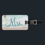 Étiquette À Bagage Plage Isle de Brise Voyage de Noces sur mesure Mme<br><div class="desc">Scène de plage peinte Isle de Brise, avec vagues de l'océan, plage de sable et palmiers, sous un beau ciel bleu sarcelle. Avec des polices de caractères de typographie moderne. Une plage tropicale estivale, ou conception de mariage de destination - Étiquettes de bagages de jeune mariée personnalisées ! ~ Consultez...</div>