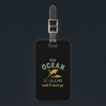 Étiquette À Bagage Plongée vintage L'Océan Appelle Je Dois Aller<br><div class="desc">L'océan appelle et je dois y aller. Marchandises de plongée pour ceux qui aiment aller plonger sous-marine, nager avec les poissons et la vie marine dans la mer profonde et explorer l'océan. Montrez votre passion pour ce sport de loisirs avec ce design vintage et rétro. Grand cadeau pour votre fils...</div>