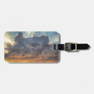 Étiquette À Bagage Rayons de soleil à travers les nuages orageux