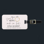 Étiquette À Bagage Regardez Engagé Futur Mme Pretty Blush Rose Ring<br><div class="desc">Ce style chic, mode, rougit "Cette bague me fait-elle paraître engagée ?" Futur Mme Pretty Blush Pink Ring Luggage Tag est parfait pour se rendre à la mariée pour la fête de bachelorette d'être! La citation est imprimée dans une belle calligraphie de luxe, avec Ring et Engaged dans une magnifique...</div>