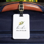 Étiquette À Bagage Sac de Fête des mariées méditerranéenne Squeeze<br><div class="desc">Évoquez la splendeur ensoleillée d'un mariage de la côte amalfitaine avec la collection de Fêtes des mariées méditerranéennes citron jaune ! Insufflée du zeste d'agrumes d'été, les invitations, les signes et la décoration rayonnent de chaleur, d'élégance, et de charmantes graphismes citron jumelés à une magnifique police calligraphique. Célébrez votre amour...</div>