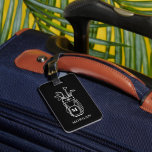 Étiquette À Bagage Sac de golf Monogramme noir<br><div class="desc">Cet élégant sac de golf monogramme ou étiquette à bagages comporte un arrière - plan noir gras avec des polices blanches et des oeuvres d'art. Le sac de golf simple à contours remplis de bâtons est tiré en blanc pour un contraste propre et saisissant. Un monogramme initial de police serif...</div>