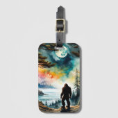 Étiquette À Bagage Sasquatch debout sur la crête surplombant l'océan (Devant Vertical)