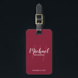 Étiquette À Bagage Script moderne Salons personnalisés<br><div class="desc">Ajoutez une touche personnelle à votre mariage avec une étiquette de bagage personnalisée pour groomsmen. Cette étiquette de bagage comporte le nom des groomsmen personnalisés en blanc style de police de script moderne et monogramme en rouge clair et moderne style de police de script comme arrière - plan avec titre...</div>