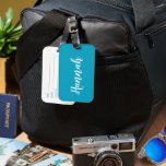 Étiquette À Bagage Script tendance personnalisé Nom personnalisé Cool<br><div class="desc">Personnalisez cette étiquette ludique et tendance de calligraphie script avec votre nom! C'est la version turquoise bleue. Idéal pour vos vacances d'été,  fêtes de bachelorette,  camp d'été pour enfants ou vacances de printemps !</div>