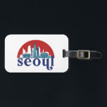 Étiquette À Bagage Séoul Corée Rétro Sun City Skyline Cityscape Art<br><div class="desc">Design urbain vintage et rétro avec une belle skyline, attraction touristique et art urbain. gratte-ciel Cool et silhouette de construction merchandises pour touristes et voyageurs. Parfait comme souvenir à rapporter lors de votre voyage. Enregistrez la mémoire de votre voyage et de vos vacances en famille et entre amis. La couleur...</div>
