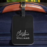 Étiquette À Bagage Signature Monogramme manuscrit noir<br><div class="desc">Élégante étiquette monogramme moderne et personnalisée avec une typographie minimaliste moderne associée à une police sans-serif en noir minimal Créez-la en ajoutant votre propre nom monogramme pour créer un design aussi unique que vous. Le cadeau parfait pour chaque accroc de voyage</div>