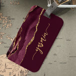 Étiquette À Bagage Signature personnalisée Burgundy Red Gold Agate<br><div class="desc">Personnalisez ce design moderne élégant avec votre nom en écriture manuscrite couleur or verticale sur un arrière - plan rouge bordeaux avec une bordure de l'aquarelle bordeaux, taillée avec parties scintillant en or. (Pour conserver les swashes au début et à la fin du nom, ne remplacez que les lettres, laissant...</div>