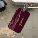 Étiquette À Bagage Signature personnalisée Burgundy Red Gold Agate<br><div class="desc">Personnalisez ce design moderne élégant avec votre nom en écriture manuscrite couleur or verticale sur un arrière - plan rouge bordeaux avec une bordure de l'aquarelle bordeaux, taillée avec parties scintillant en or. (Pour conserver les swashes au début et à la fin du nom, ne remplacez que les lettres, laissant...</div>