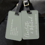 Étiquette À Bagage Signature Silver Sage Marié<br><div class="desc">Voyagez dans le style comme Nouvelles mauvaises herbes. Conçu pour coordonner avec notre collection Signature mariage. Avec des noms de style signature,  cette élégante étiquette à bagages à sauge argent peut être personnalisée avec vos informations en lettres blanches chic. Conçu par Thisisnotme©</div>