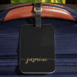 Étiquette À Bagage Simple Monogramme de nom féminin en or noir Script<br><div class="desc">Étiquette de bagage personnalisée avec monogramme simple et féminin en noir et or. Ce design présente votre prénom dans un joli style de lettre manuscrit avec une queue en forme de paraphe en or sur fond noir. Facile à personnaliser. Cadeau féminin élégant pour mariage, douche de mariée, remise de diplôme,...</div>