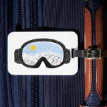 Étiquette À Bagage Ski Goggles Mountain View Illustration<br><div class="desc">Ski Goggles Mountain View Illustration. Illustration de lunettes de ski avec un reflet paysage de montagne. Illustration des lunettes de ski alpin. Skier, équipe de ski de snowbarder, conception de lunettes de club de ski. Cadeaux pour skieurs et snowboarders. Les lunettes de ski design décoration maison, produits de fête, papeterie...</div>