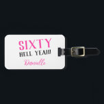 Étiquette À Bagage SOIXANTE ENFER OUI ! Cadeau personnalisé 60e anniv<br><div class="desc">Célébrez leur soixantième en audace avec cette étiquette de bagage personnalisée vibrante et amusante — le cadeau parfait pour la reine d’anniversaire (ou le roi) qui va là! Doté du slogan "Sixty Hell Yeah !", qui brille en rose, noir et blanc, ce tag ajoute du flair à chaque voyage. Customisez-le...</div>