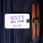 Étiquette À Bagage SOIXANTE ENFER OUI ! Cadeau personnalisé 60e anniv<br><div class="desc">Audacieux, fabuleux et totalement inoubliable — comme l'étoile d'anniversaire ! Ce bagage personnalisé violet "Sixty Hell Yeah!" est un cadeau amusant et féroce pour quiconque célèbre son soixantième avec style. Entièrement personnalisable avec son nom et ses coordonnées, il est parfait pour les anniversaires en déplacement ou les célébrations sur le...</div>
