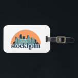 Étiquette À Bagage Stockholm Suède City Skyline Retro Cityscape Art<br><div class="desc">Design urbain vintage et rétro avec une belle skyline, attraction touristique et art urbain. gratte-ciel Cool et silhouette de construction merchandises pour touristes et voyageurs. Parfait comme souvenir à rapporter lors de votre voyage. Enregistrez la mémoire de votre voyage et de vos vacances en famille et entre amis. La couleur...</div>