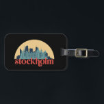 Étiquette À Bagage Stockholm Suède City Skyline Retro Cityscape Art<br><div class="desc">Design urbain vintage et rétro avec une belle skyline, attraction touristique et art urbain. gratte-ciel Cool et silhouette de construction merchandises pour touristes et voyageurs. Parfait comme souvenir à rapporter lors de votre voyage. Enregistrez la mémoire de votre voyage et de vos vacances en famille et entre amis. La couleur...</div>