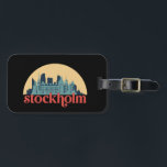 Étiquette À Bagage Stockholm Suède City Skyline Retro Cityscape Art<br><div class="desc">Design urbain vintage et rétro avec une belle skyline, attraction touristique et art urbain. gratte-ciel Cool et silhouette de construction merchandises pour touristes et voyageurs. Parfait comme souvenir à rapporter lors de votre voyage. Enregistrez la mémoire de votre voyage et de vos vacances en famille et entre amis. La couleur...</div>