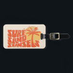 Étiquette À Bagage Surf Rétro Couchers de soleil Palm Tree Beach Vibe<br><div class="desc">Le t-shirt Retro Surf Sand Sunsets Palm Tree Beach Vibes est l'ajout parfait à votre garde-robe d'été. Que vous soyez en train de frapper les vagues ou juste de vous allonger sur le sable, ce tee-shirt vous a couvert. Préparons-nous pour un été rempli de surf, de sable et de couchers...</div>