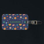 Étiquette À Bagage Système solaire avec Soleil et Planètes Personnali<br><div class="desc">Un système solaire moderne et amusant motif avec des planètes colorées,  des étoiles et des illustrations solaires contre un arrière - plan bleu foncé. Cette conception peut être personnalisée avec un nom ou monogrammé avec des initiales.</div>