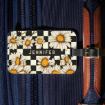 Étiquette À Bagage Tableau de contrôle de la marguerite Super rétro N<br><div class="desc">Retro Super Daisy Checkerboard Nom personnalisé Les étiquettes de bagage comportent un motif margueux super sur un arrière - plan motif damier noir et blanc avec votre texte personnalisé ou votre nom personnalisé au centre. Parfait comme cadeau pour la famille et les amis pour Noël, anniversaire, fêtes, fête des mères,...</div>