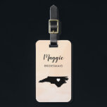 Étiquette À Bagage Tag de bagage Carte Caroline du Nord, Soirée de ma<br><div class="desc">Ces étiquettes de bagage d'état font les étiquettes cadeau de mariage parfait ou les étiquettes de sac de bienvenue. Cravate-le à vos cadeaux de demoiselle d'honneur au lieu d'une étiquette-cadeau typique en papier, et ils peuvent l'utiliser pendant des mois et des années à venir. Les étiquettes ont un arrière -...</div>