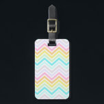Étiquette À Bagage Tag de bagage Rainbow Chevron<br><div class="desc">Voyagez en style avec cette étiquette de bagage Rainbow Chevron! N'oubliez pas de consulter notre gamme complète de produits avec un Rainbow Chevron Design !</div>