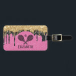 Étiquette À Bagage Thème de tennis Pink Parties scintillant Sparkle N<br><div class="desc">Cute et stylisée, faux rose, or et parties scintillant noire scintillent pour égayer votre journée. Les joueurs de tennis individuels et les équipes doubles adoreront ce thème de tennis. Design moderne de style logo icône avec deux raquettes et une boule. Ajoutez votre nom pour créer une conception customisée. L'étiquette d'identification...</div>