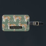 Étiquette À Bagage Tigres d'aquarelle verte tropicale Motif avec nom<br><div class="desc">"Offrez-vous l'élégance sauvage de la nature avec notre Motif Tropical Green Watercolor Tigers. Chaque objet de ce design captivant incarne l'esprit vibrant de la jungle, mêlant verdure luxuriante et majestueuse présence de tigres. Que ce soit pour décorer vos objets de première nécessité ou pour rehausser votre décor, notre collection offre...</div>