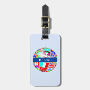 Étiquette À Bagage Tour du globe terrestre et drapeaux sur fond bleu