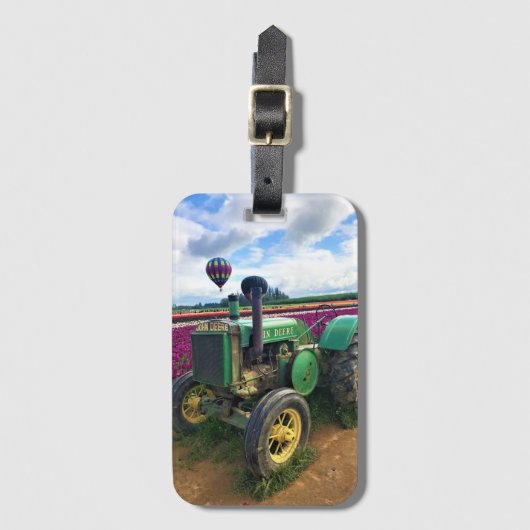 Étiquette À Bagage Tracteur vert en Tulip Field, Oregon (Devant Vertical)