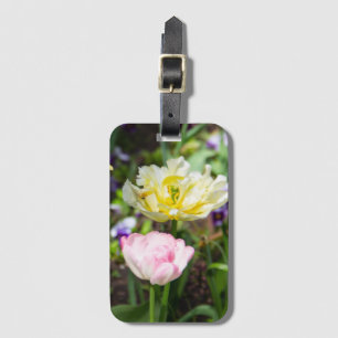 Étiquette À Bagage Tulipes blanches, roses et jaunes dans le jardin