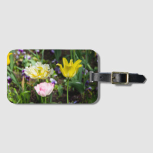 Étiquette À Bagage Tulipes blanches, roses et jaunes dans le jardin