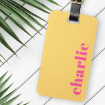 Étiquette À Bagage Typographie moderne jaune et rose chaud<br><div class="desc">Marque de bagage moderne et minimale avec votre nom personnalisé ou texte aligné verticalement à droite sur un arrière - plan jaune.</div>