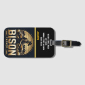 Étiquette À Bagage Un fermier dévoué qui tend au bison à Dusk (Devant Horizontal)