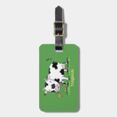 Étiquette À Bagage Vache mignonne en vert dessin animé sur le terrain (Devant Vertical)