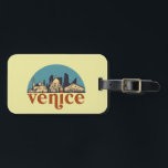 Étiquette À Bagage Venise Italie Rétro City Skyline Ville Art<br><div class="desc">Design urbain vintage et rétro avec une belle skyline, attraction touristique et art urbain. gratte-ciel Cool et silhouette de construction merchandises pour touristes et voyageurs. Parfait comme souvenir à rapporter lors de votre voyage. Enregistrez la mémoire de votre voyage et de vos vacances en famille et entre amis. La couleur...</div>