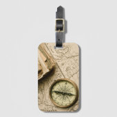 Étiquette À Bagage Vieille boussole au-dessus de carte antique (Devant Vertical)