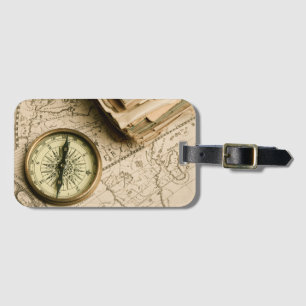 Étiquette À Bagage Vieille boussole au-dessus de carte antique