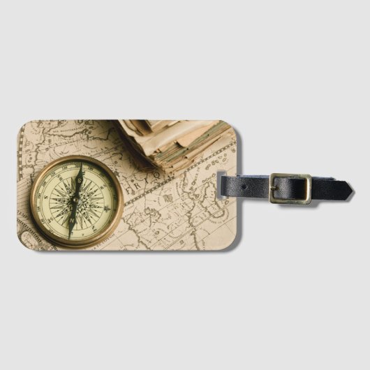 Étiquette À Bagage Vieille boussole au-dessus de carte antique (Devant Horizontal)