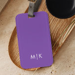 Étiquette À Bagage Violet foncé violet pourpre | Monogramme moderne<br><div class="desc">Ce design moderne de marque de bagage comporte un arrière - plan violet foncé,  avec vos initiales en gras blanc pour un look simple et coloré,  mais professionnel.</div>