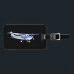 Étiquette À Bagage Vol classique de silhouette de Cessna d'avions sur<br><div class="desc">Le vol classique de silhouette de Cessna d'avions sur le noir pour n'importe quel enthousiaste d'aviation, customisent ceci avec le texte si vous souhaitez. L'avion de Cessna est conçu pour le faire ressembler à un applique argenté de chrome. Ajoutez facilement le texte à cette conception dans une étape. Cliquez sur...</div>
