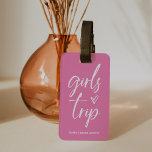 Étiquette À Bagage Voyage pour filles | Script tendance sur code rose<br><div class="desc">Ce bagage élégant est parfait pour votre voyage de filles, week-end de bachelorette, ou toute escapade avec vos copines! Le script décontracté tendance dit "les filles voyagent" avec un coeur dessiné à la main sur un arrière - plan rose vif, mais vous pouvez le changer à n'importe quelle couleur. Ajoutez...</div>
