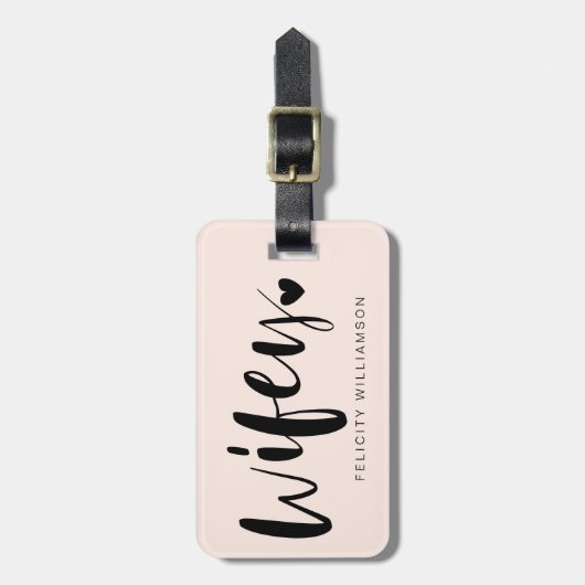 Étiquette À Bagage Wifey Love | Élégant pinceau noir Script & bandes (Devant Vertical)