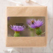 Étiquette Abeille Occupée sur la photo de chardon violet (En situation)