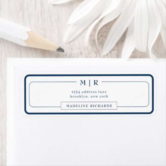Étiquette Adresse Classique Monogramme Bordure Bleu Marine F (En situation)
