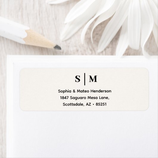 Étiquette Adresse de mariage classique en monogramme blanc (En situation)