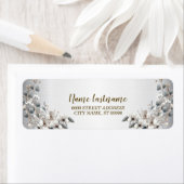 Étiquette Adresse de retour Aquarelle Fleurs blanches or (En situation)